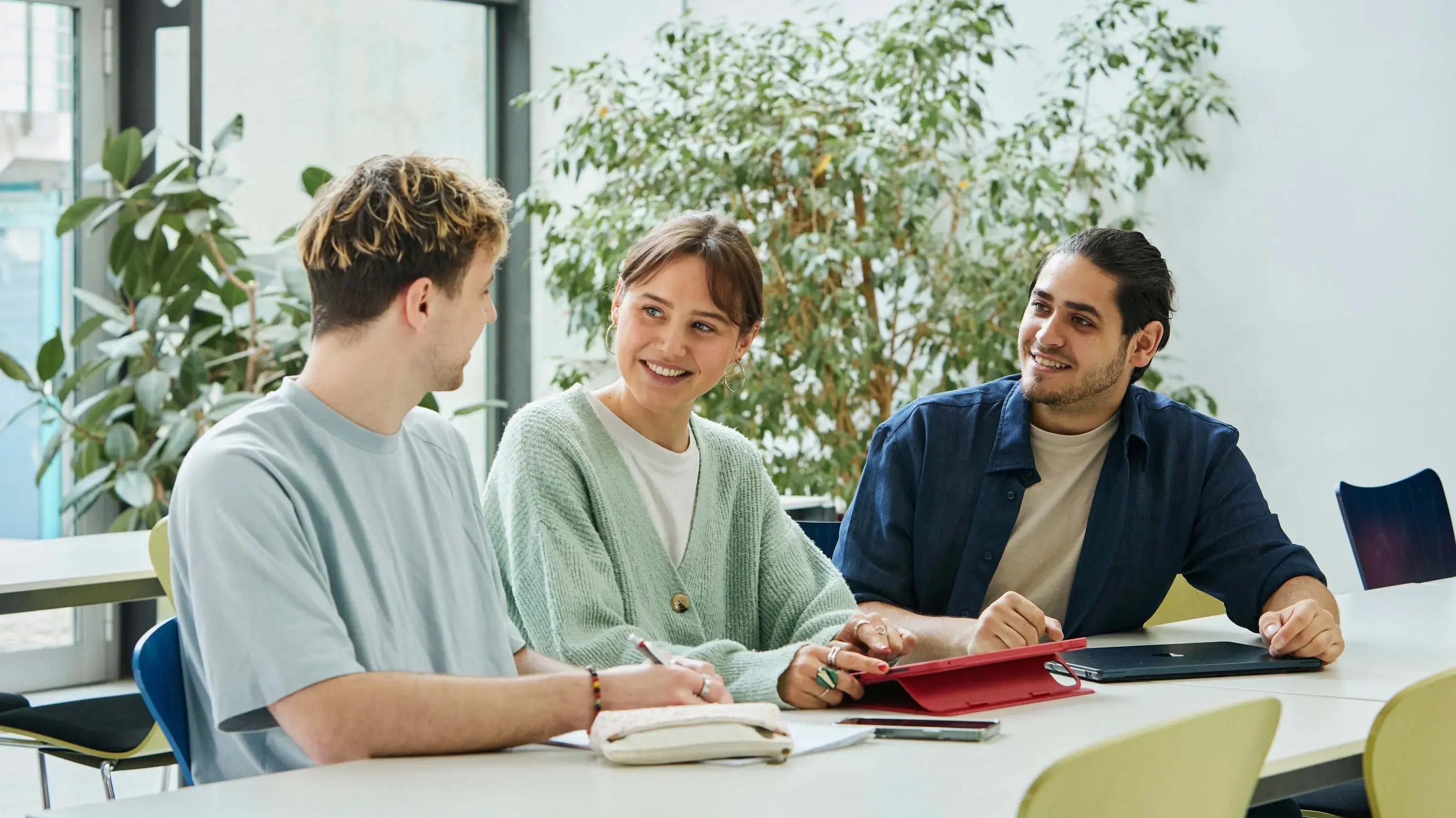 Studierende arbeiten gemeinsam an der Lernbar.