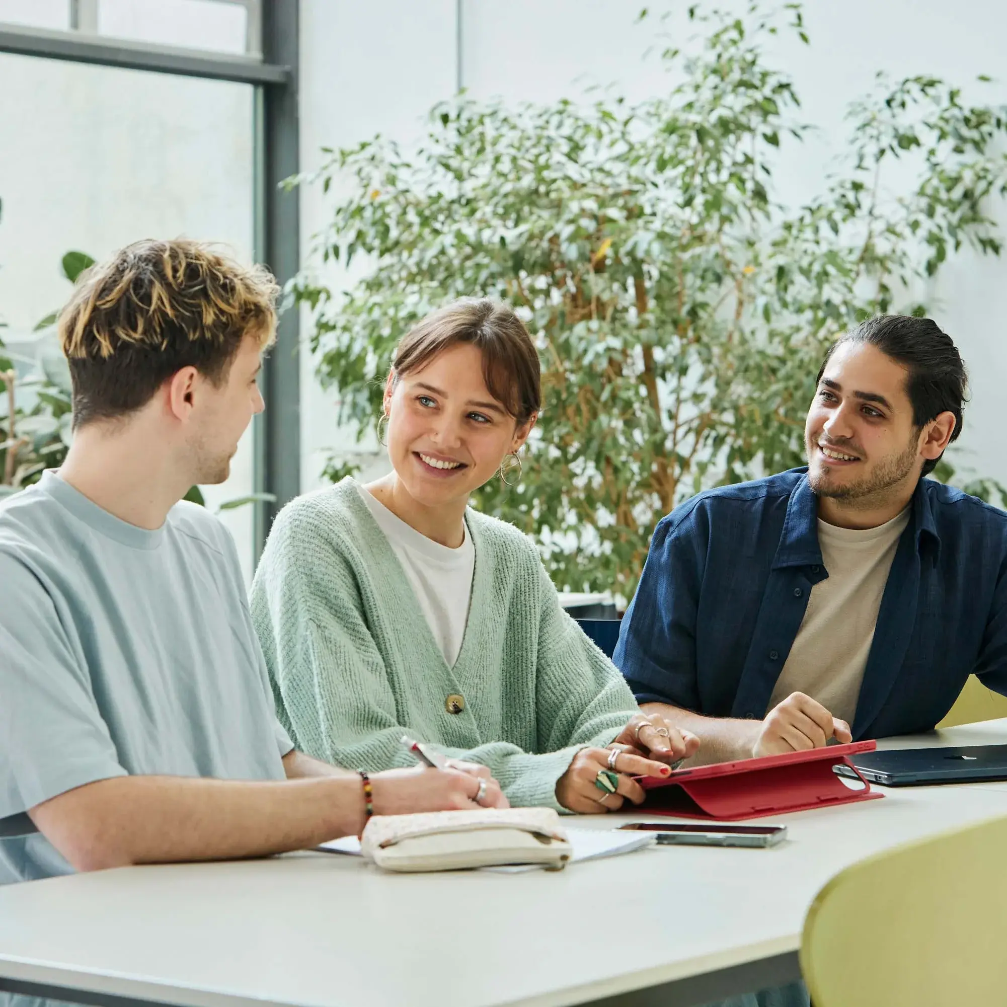 Studierende arbeiten gemeinsam an der Lernbar.