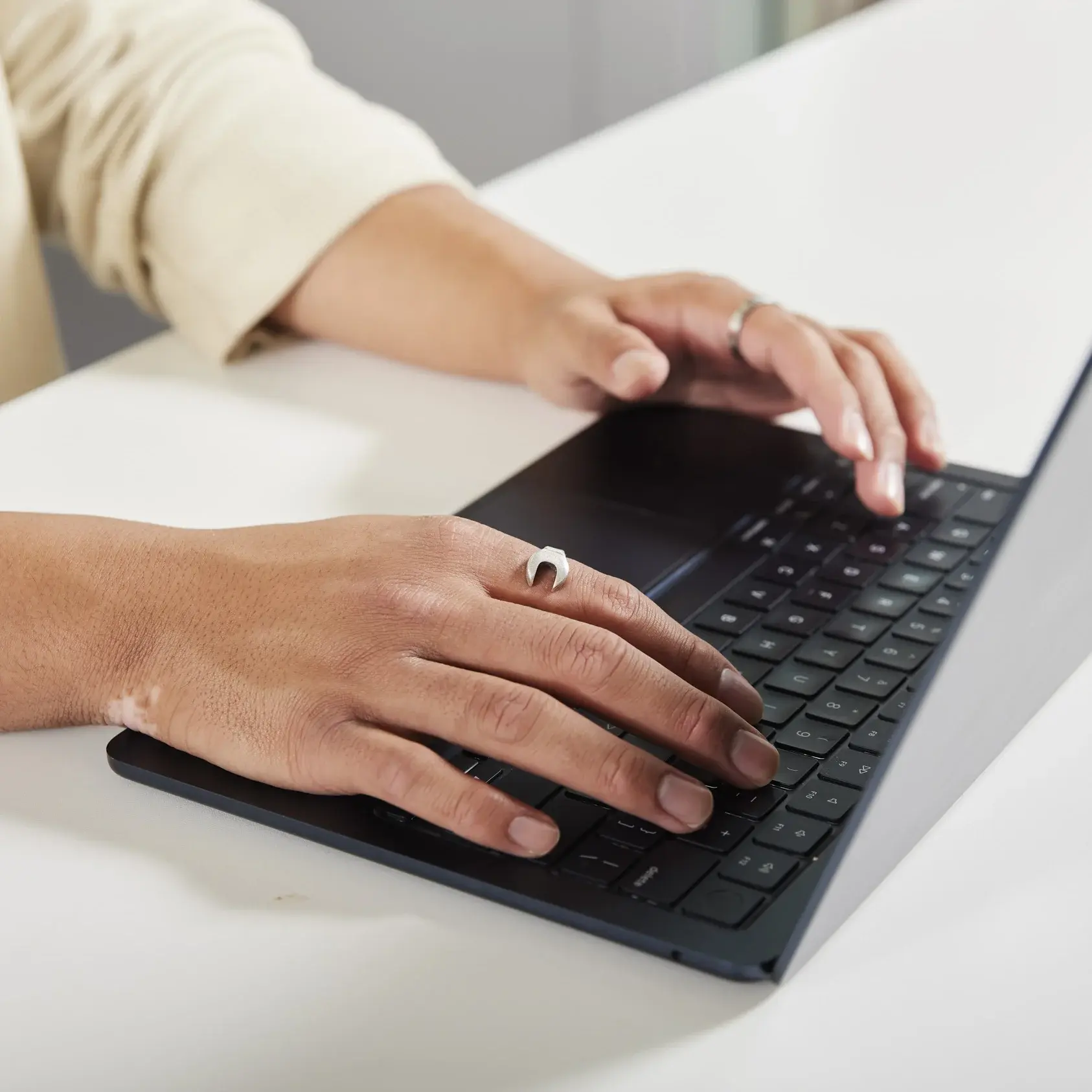 Eine Person arbeitet am Laptop.